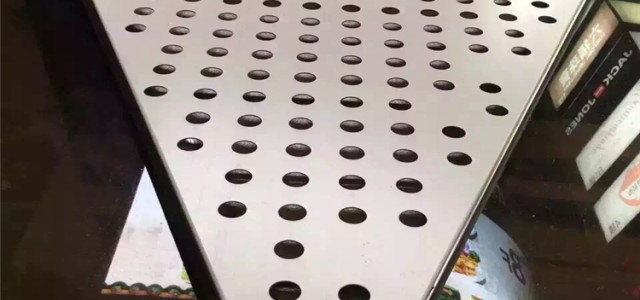 鋁單板與鋁塑板相比，有什么優(yōu)勢？