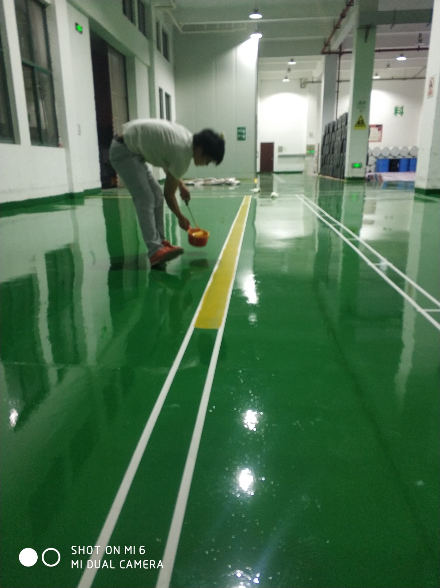 [環(huán)氧樹(shù)脂地坪涂料] [環(huán)氧自流平地坪漆]停車(chē)場(chǎng)環(huán)氧地坪漆