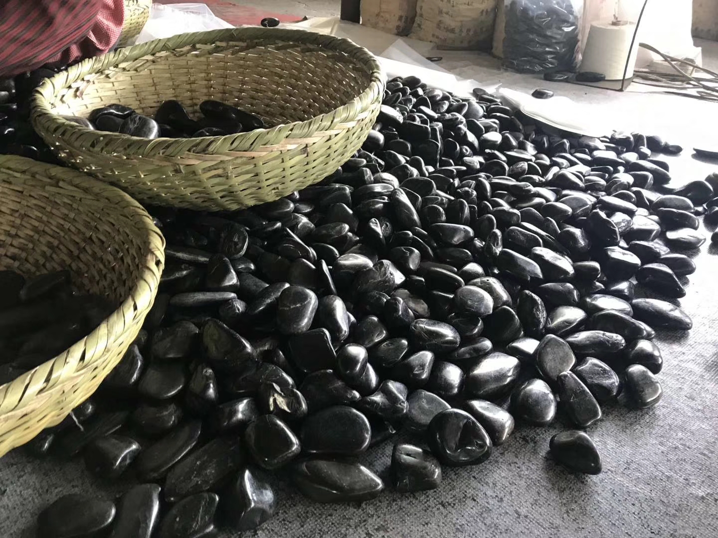 廠家直營(yíng) 特級(jí)黑色拋光鵝卵石 園林配石